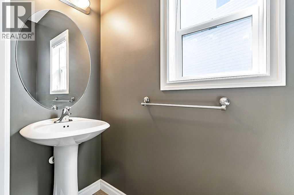 Photo 16 of 521 Westmount Close, Okotoks AB