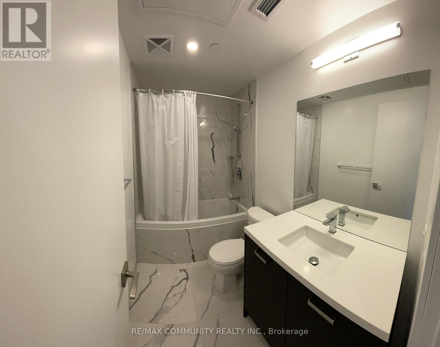 Photo 3 of 1004 55 Ontario Street, Toronto ON