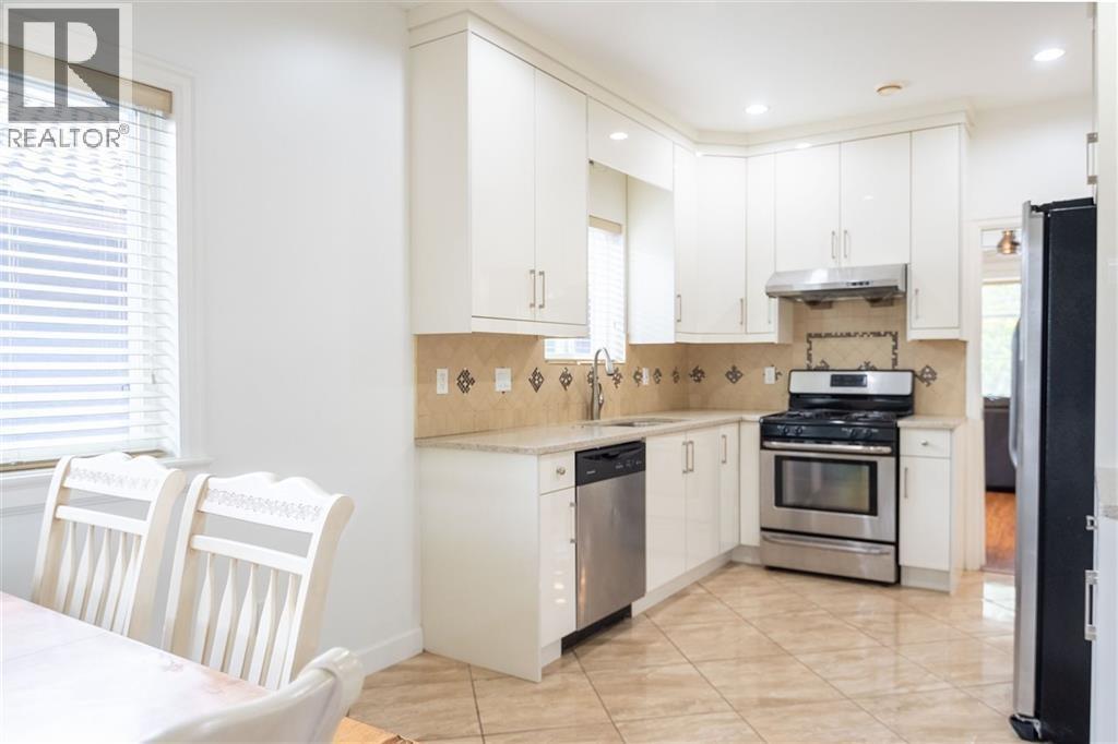 Photo 11 of 728 E 49th Avenue, Vancouver BC