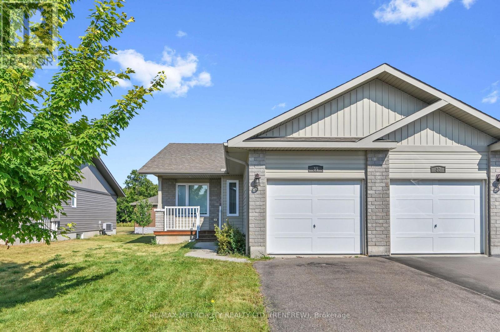 Photo 3 of 35 Otteridge Drive, Renfrew ON