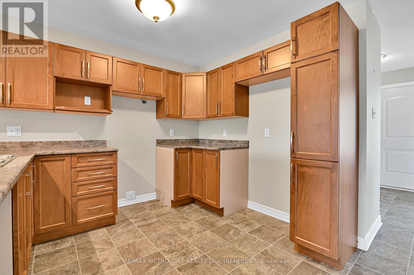 Photo 7 of 35 Otteridge Drive, Renfrew ON
