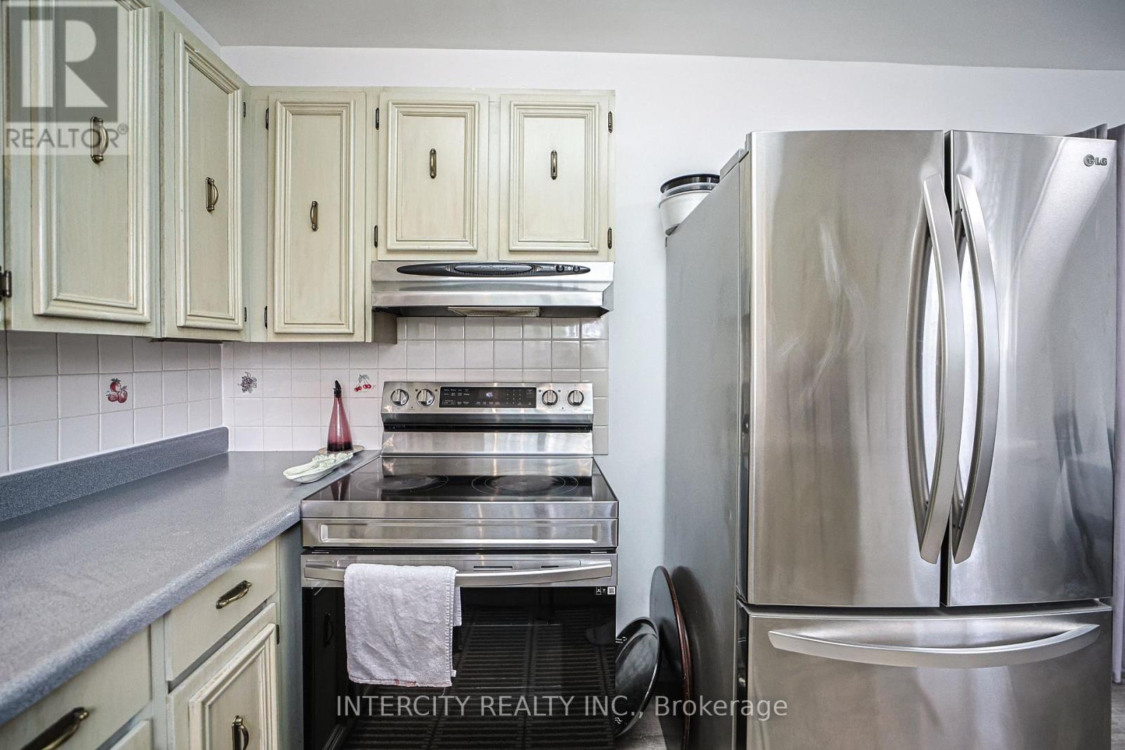 Photo 10 of 24 Grovetree Place, Brampton ON