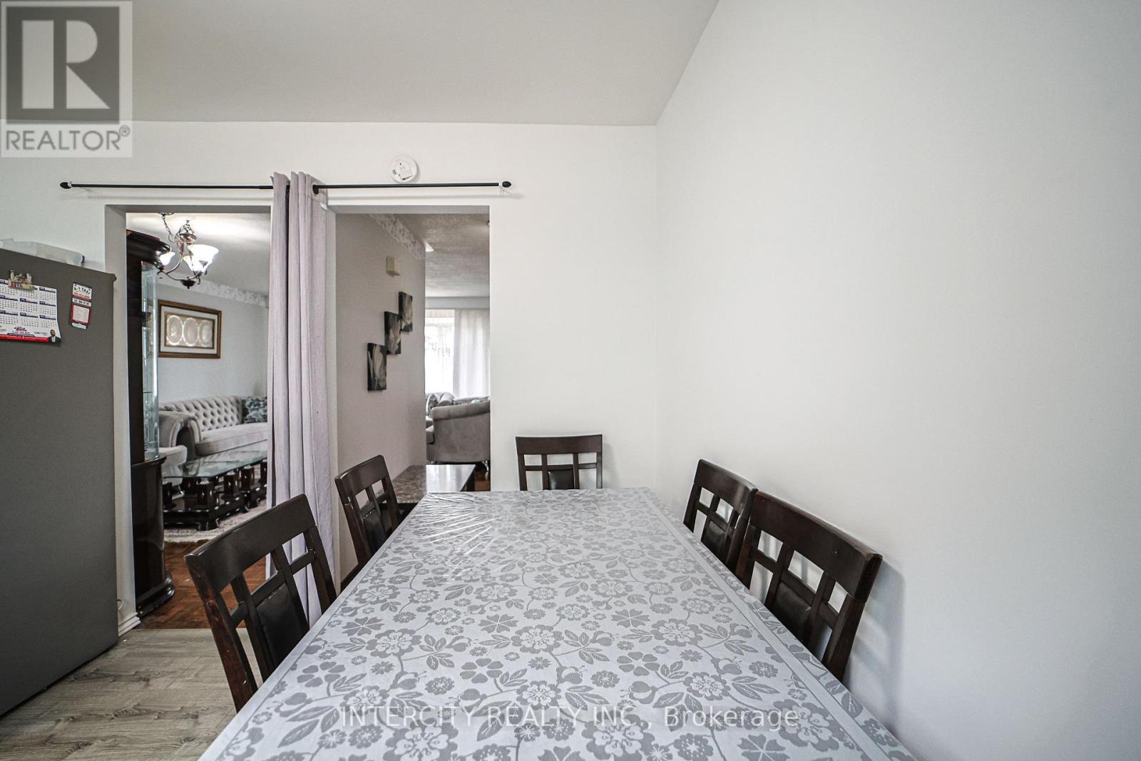 Photo 11 of 24 Grovetree Place, Brampton ON