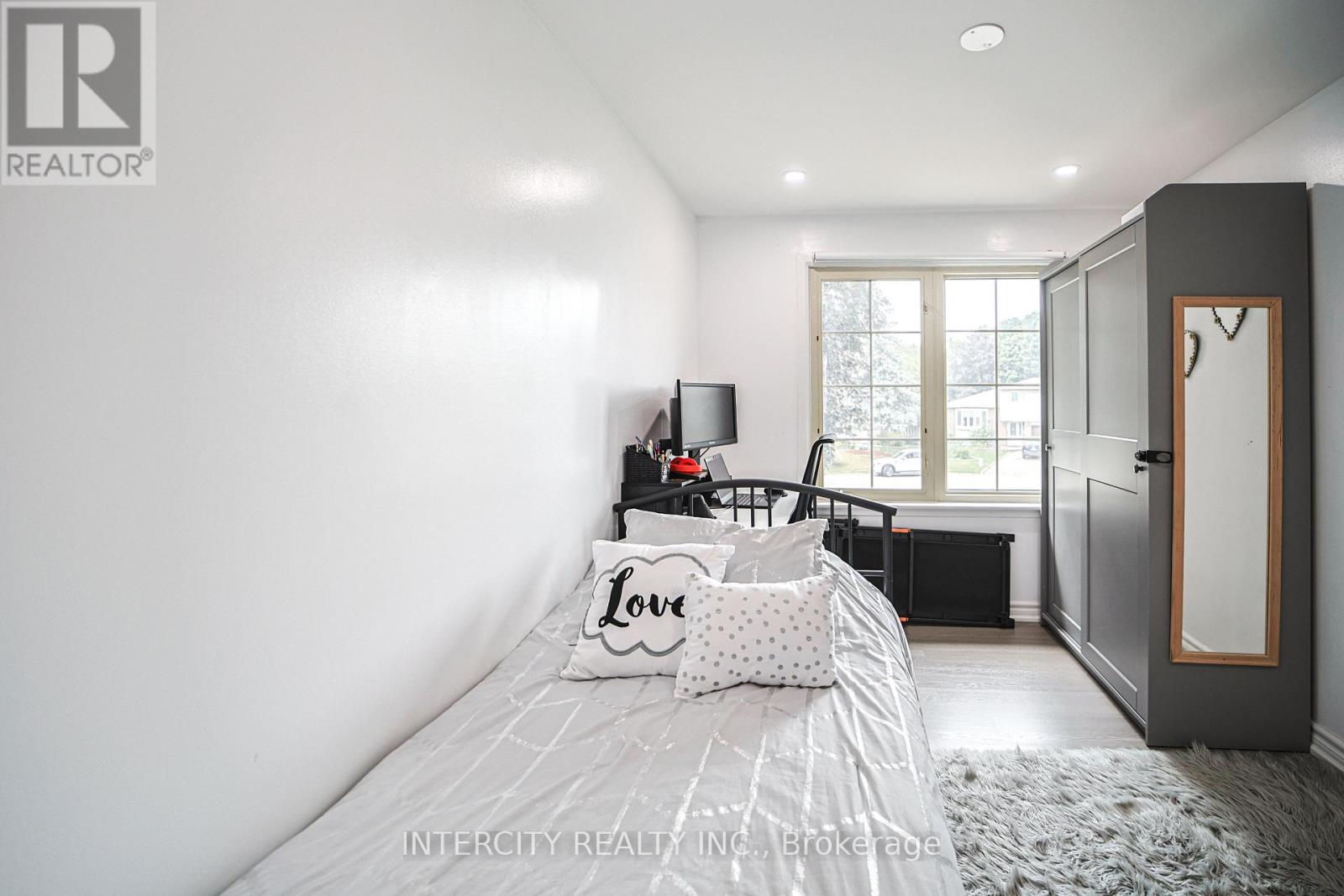 Photo 12 of 24 Grovetree Place, Brampton ON