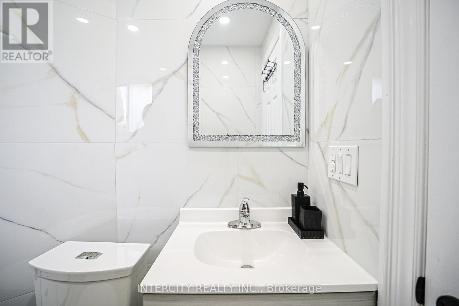 Photo 13 of 24 Grovetree Place, Brampton ON