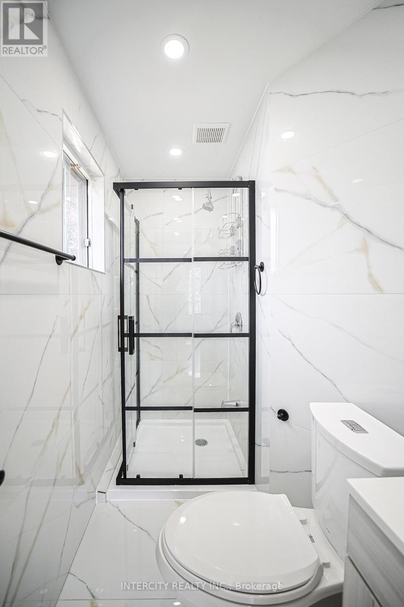 Photo 14 of 24 Grovetree Place, Brampton ON