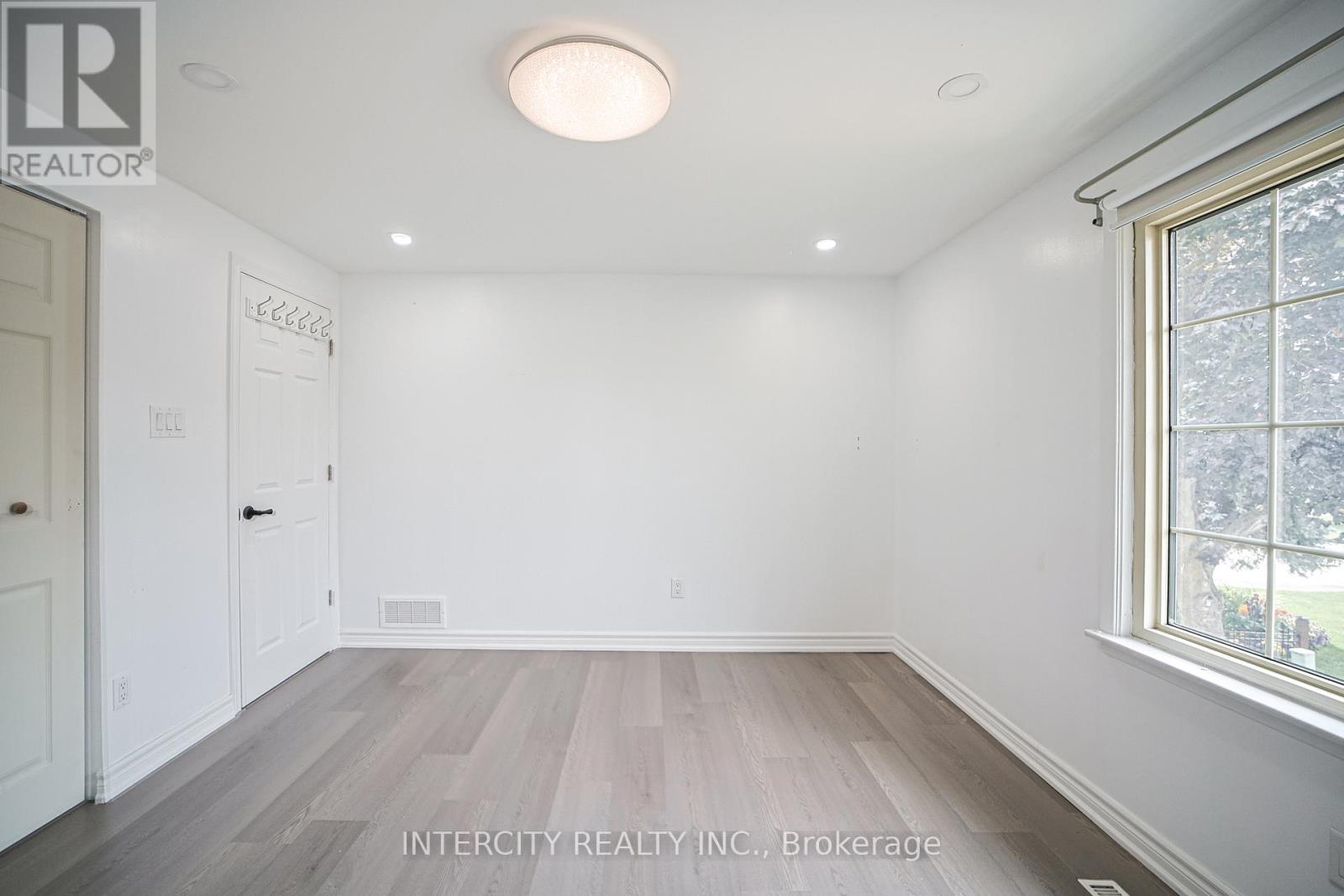 Photo 15 of 24 Grovetree Place, Brampton ON