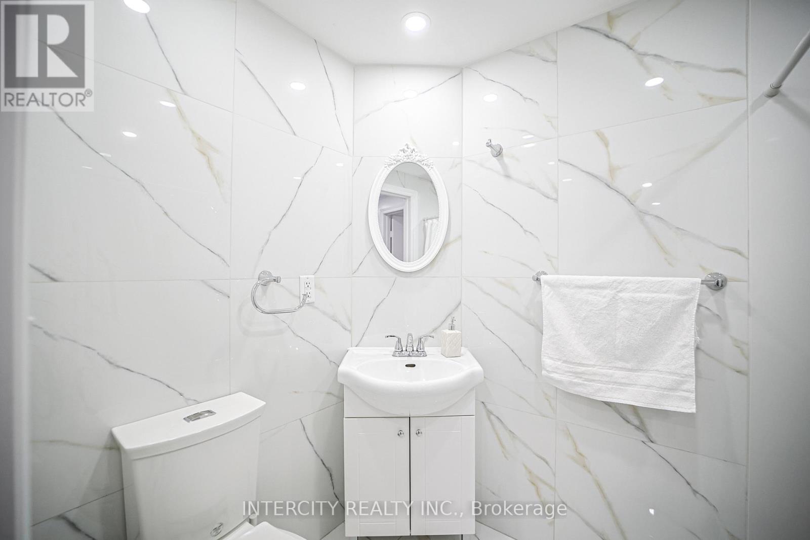 Photo 18 of 24 Grovetree Place, Brampton ON