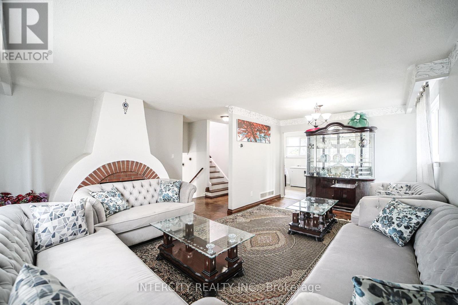 Photo 2 of 24 Grovetree Place, Brampton ON