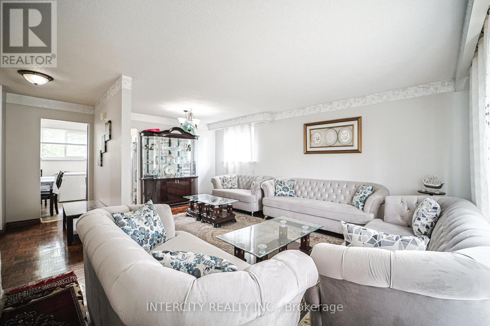 Photo 3 of 24 Grovetree Place, Brampton ON