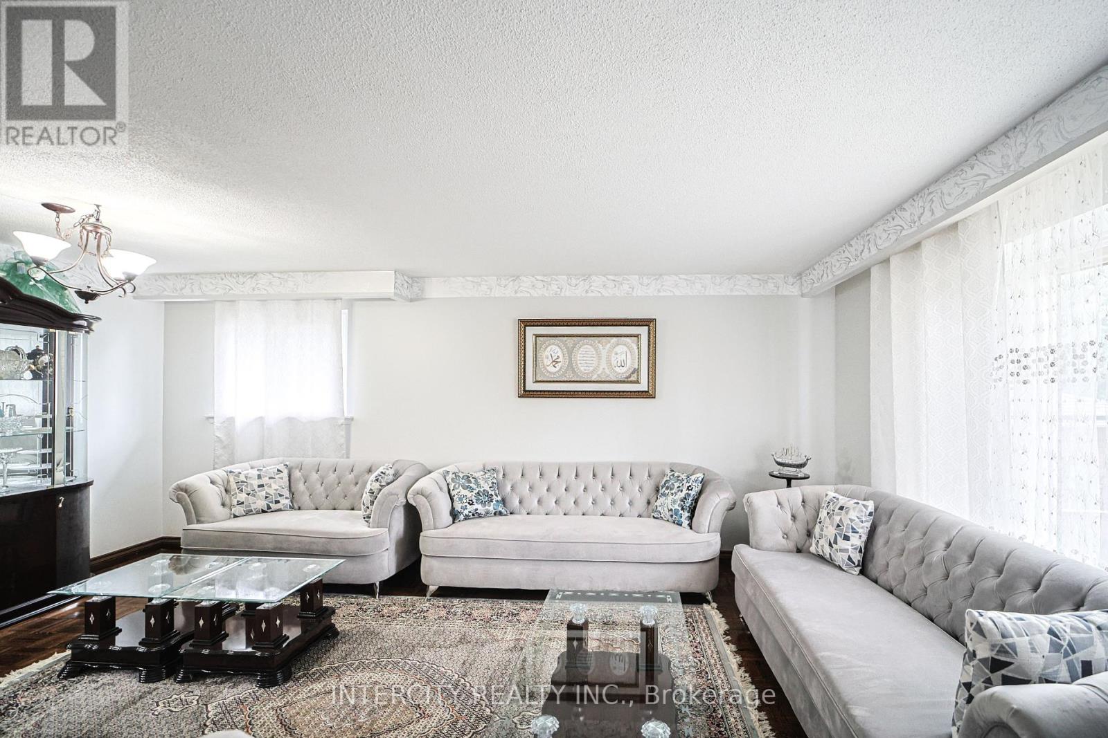 Photo 4 of 24 Grovetree Place, Brampton ON