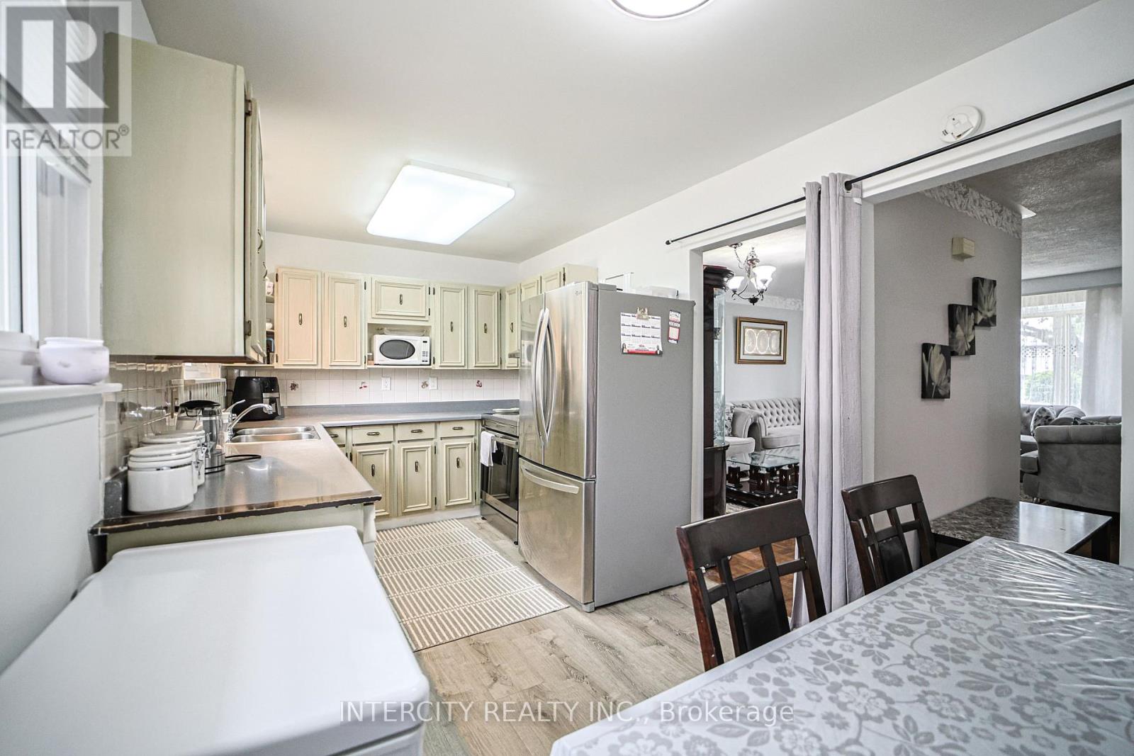 Photo 6 of 24 Grovetree Place, Brampton ON