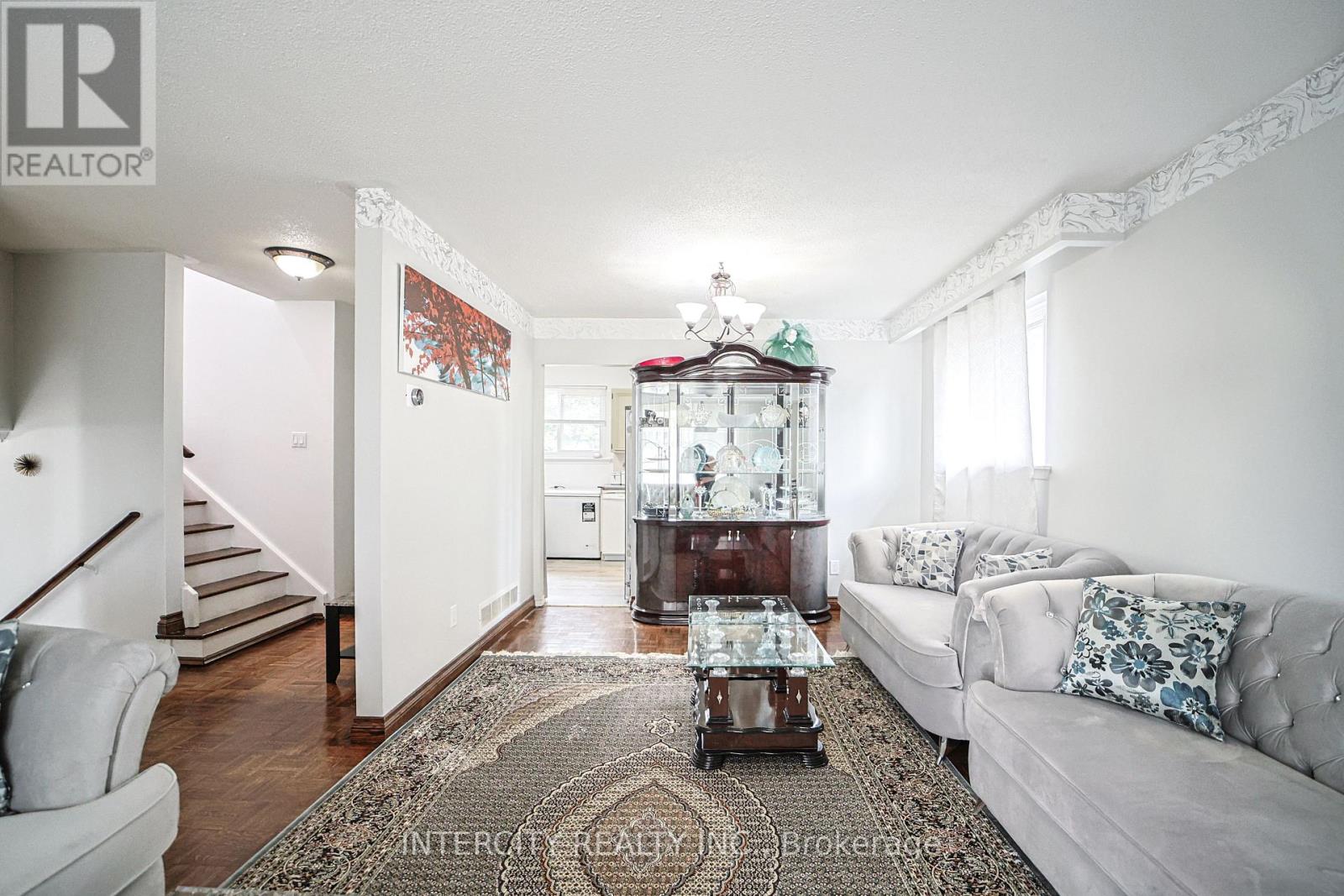 Photo 7 of 24 Grovetree Place, Brampton ON