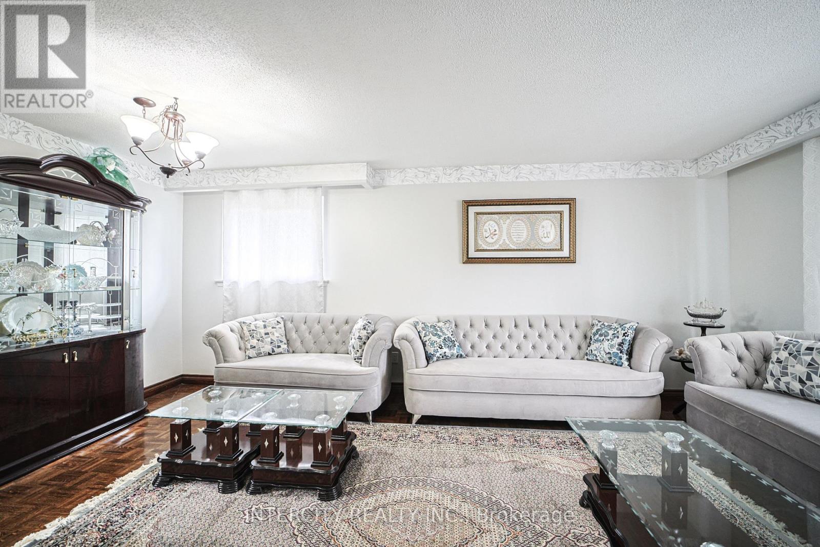Photo 8 of 24 Grovetree Place, Brampton ON
