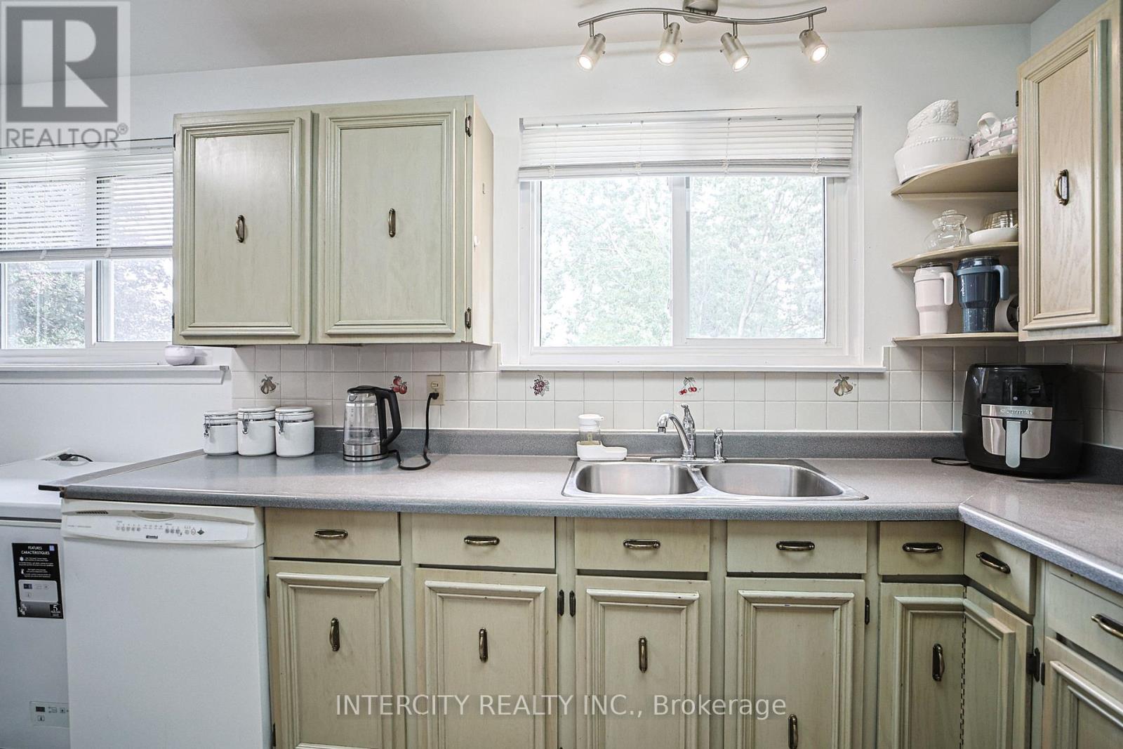 Photo 9 of 24 Grovetree Place, Brampton ON