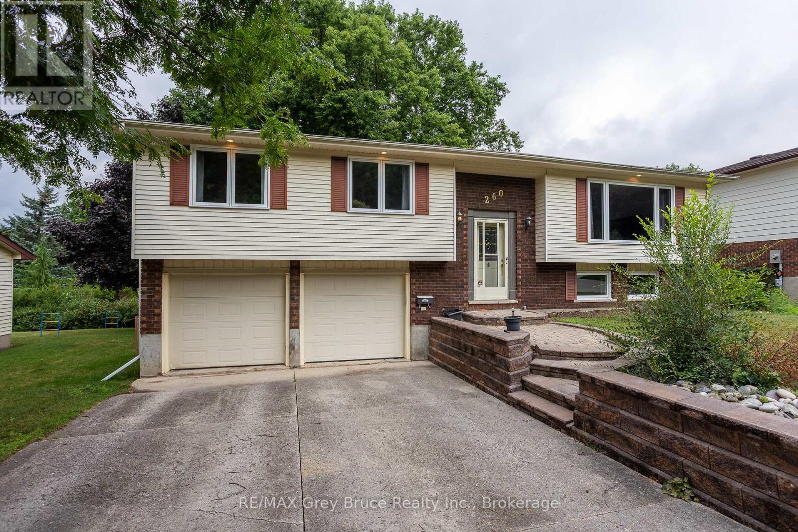 Photo 1 of 260 8th A Avenue E, Owen Sound ON