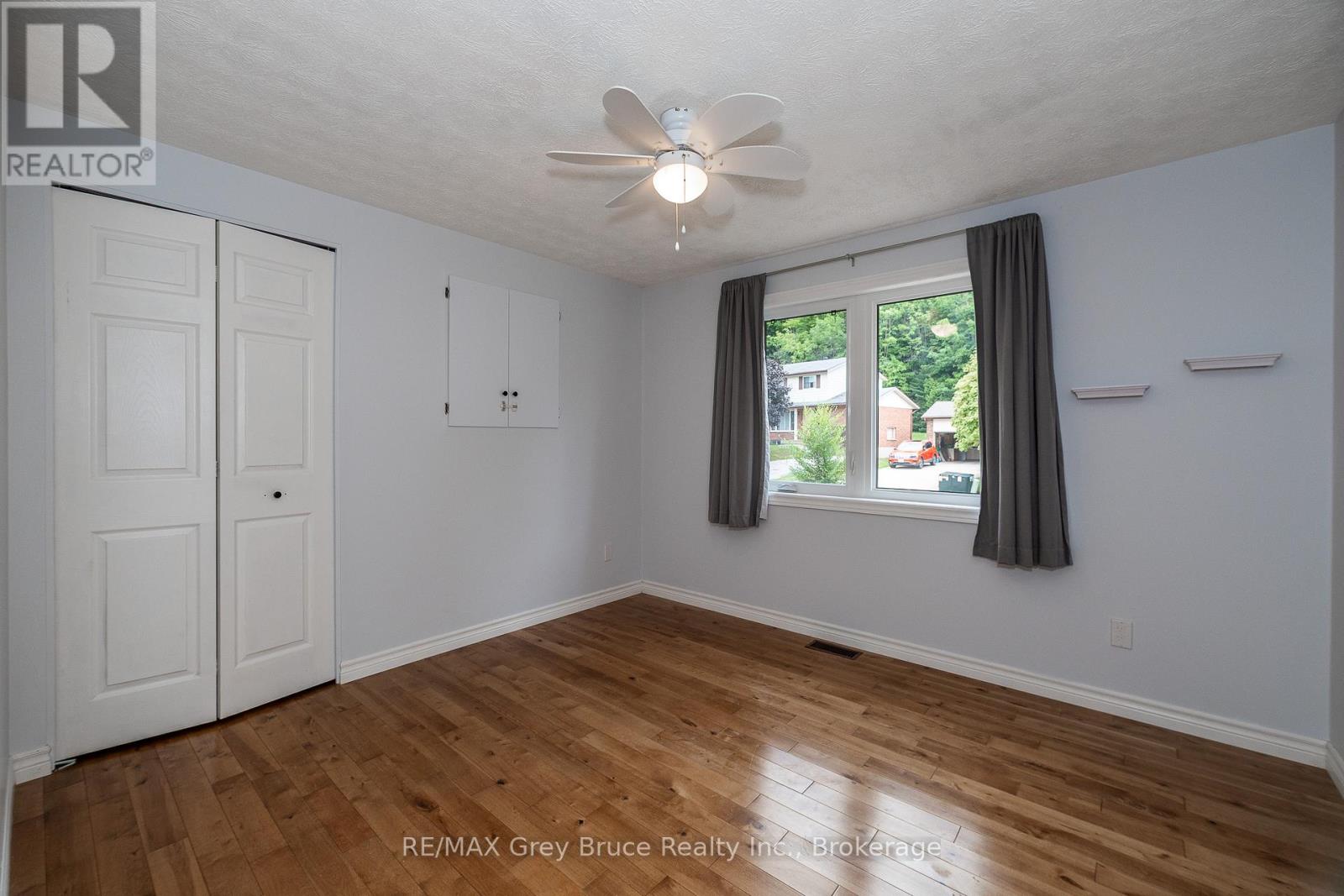Photo 10 of 260 8th A Avenue E, Owen Sound ON