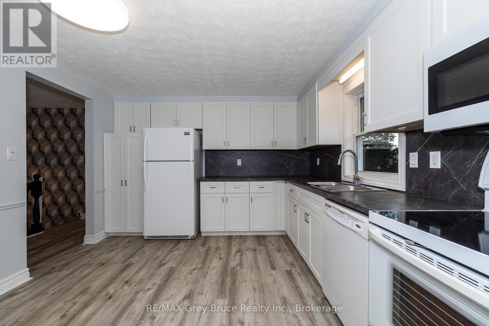 Photo 17 of 260 8th A Avenue E, Owen Sound ON