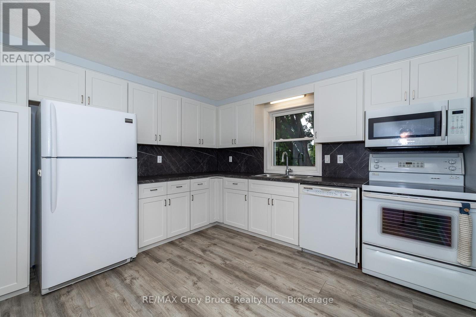 Photo 19 of 260 8th A Avenue E, Owen Sound ON