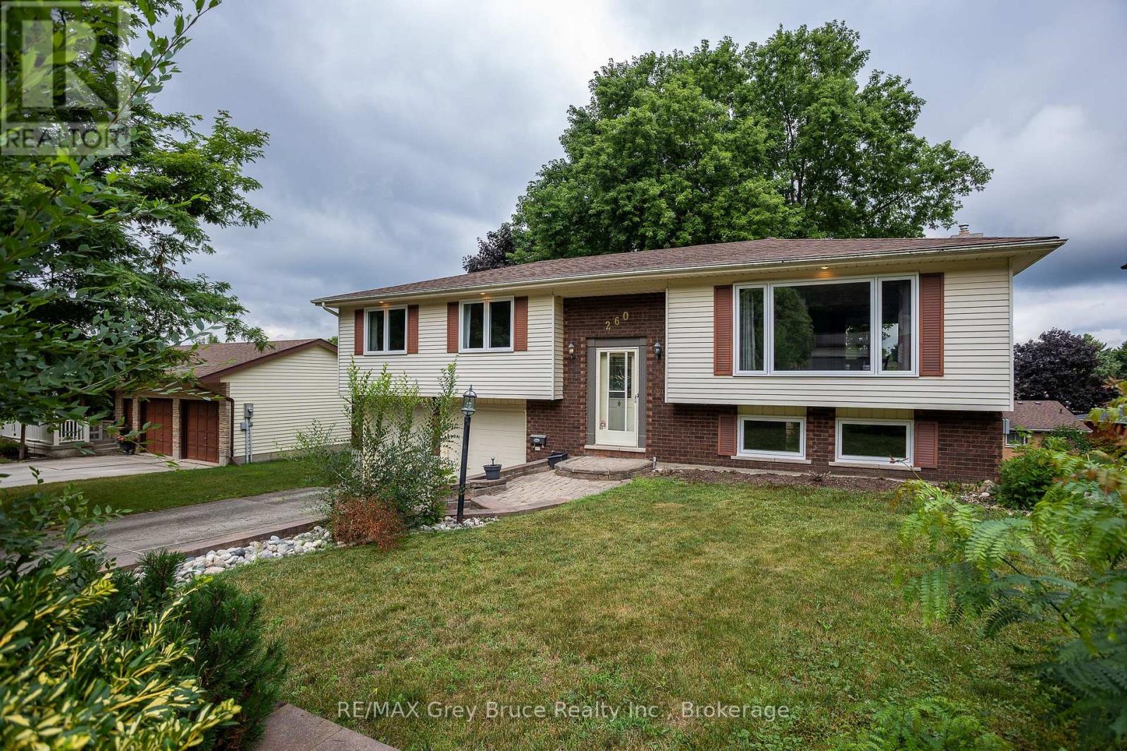 Photo 2 of 260 8th A Avenue E, Owen Sound ON