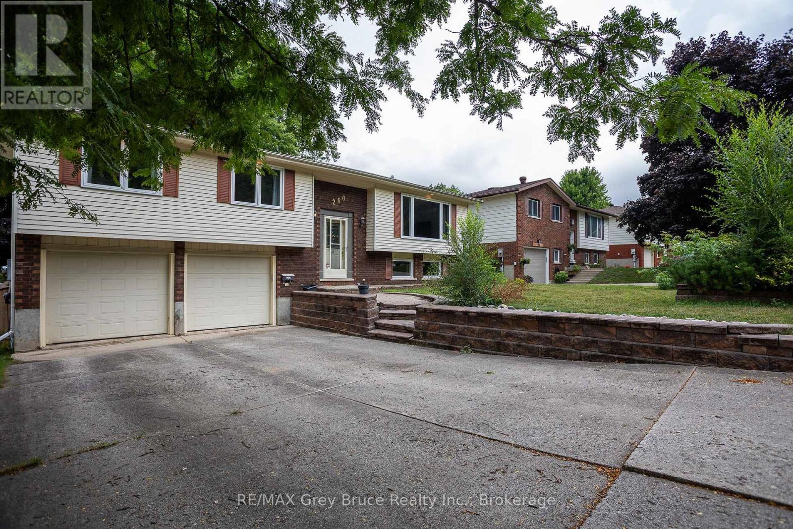 Photo 3 of 260 8th A Avenue E, Owen Sound ON