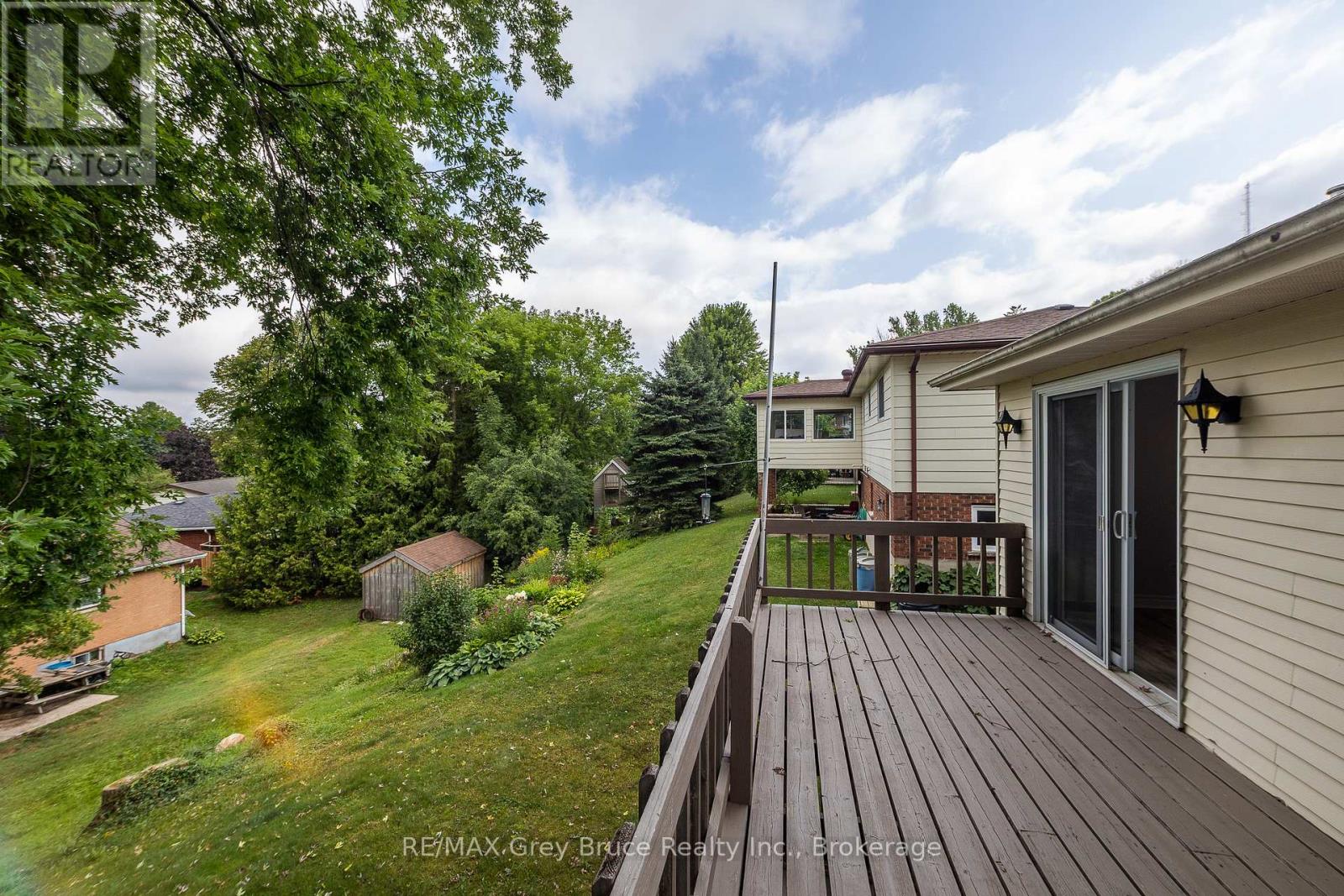 Photo 31 of 260 8th A Avenue E, Owen Sound ON