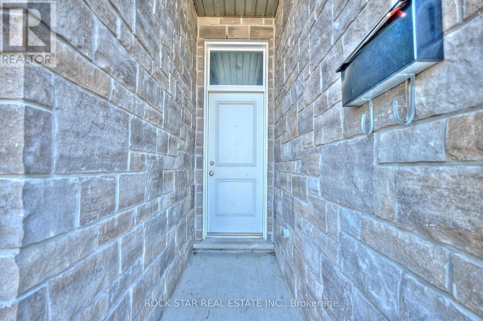 Photo 2 of 66 B Battle Street, Thorold ON