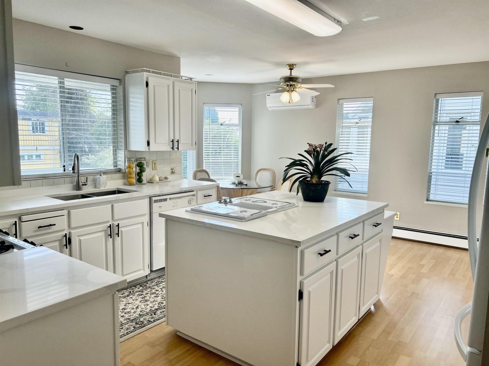 Photo 9 of 15837 Pacific Avenue, White Rock BC