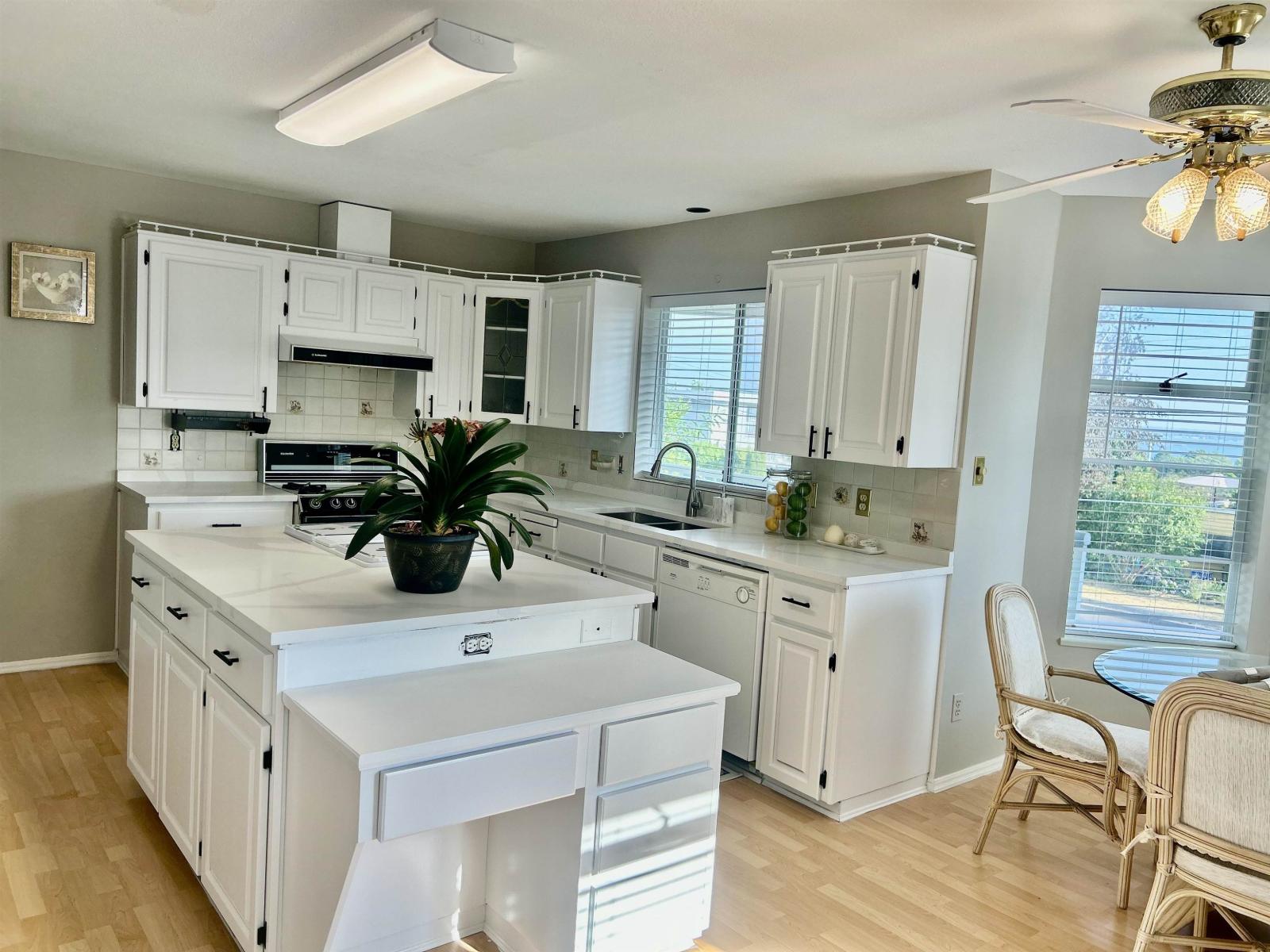 Photo 23 of 15837 Pacific Avenue, White Rock BC