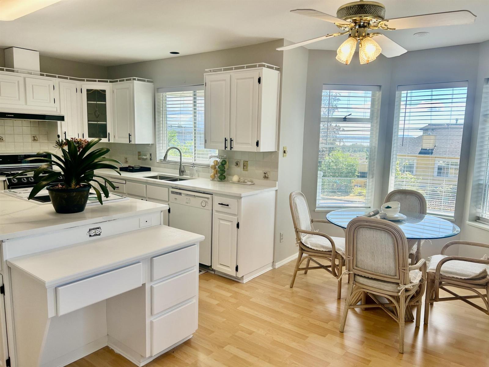 Photo 6 of 15837 Pacific Avenue, White Rock BC