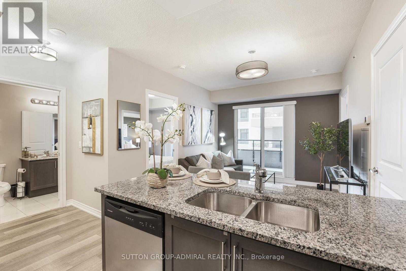 Photo 4 of 1016 9255 Jane Street, Vaughan ON