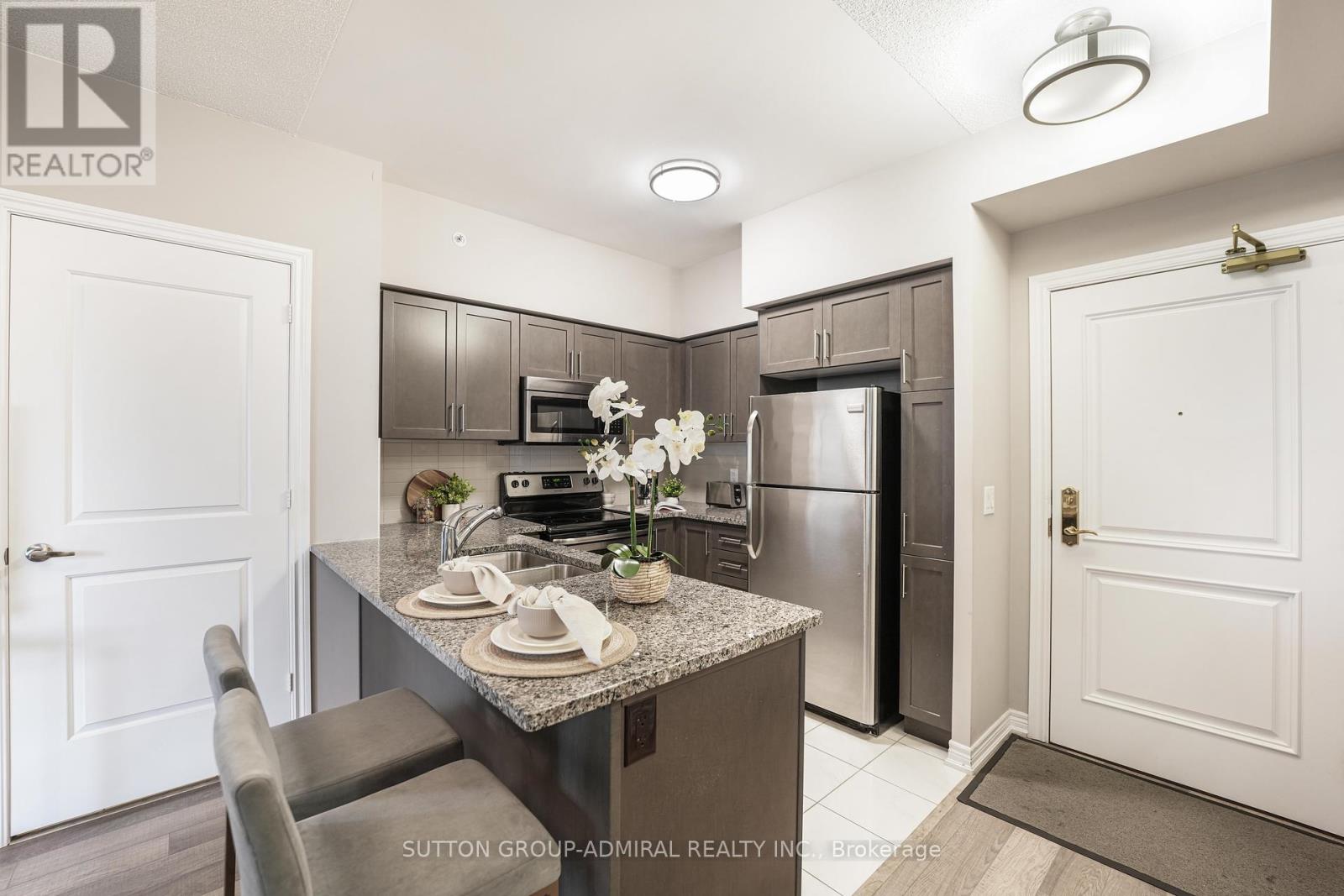 Photo 5 of 1016 9255 Jane Street, Vaughan ON