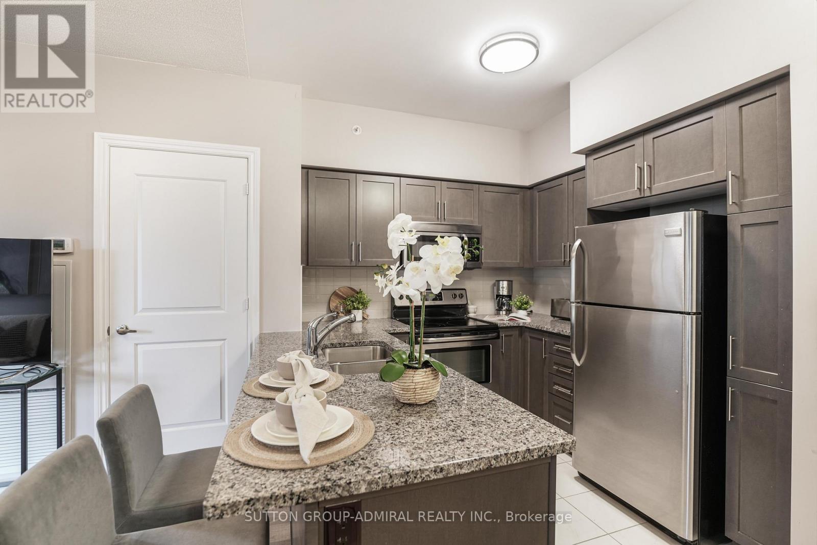 Photo 6 of 1016 9255 Jane Street, Vaughan ON