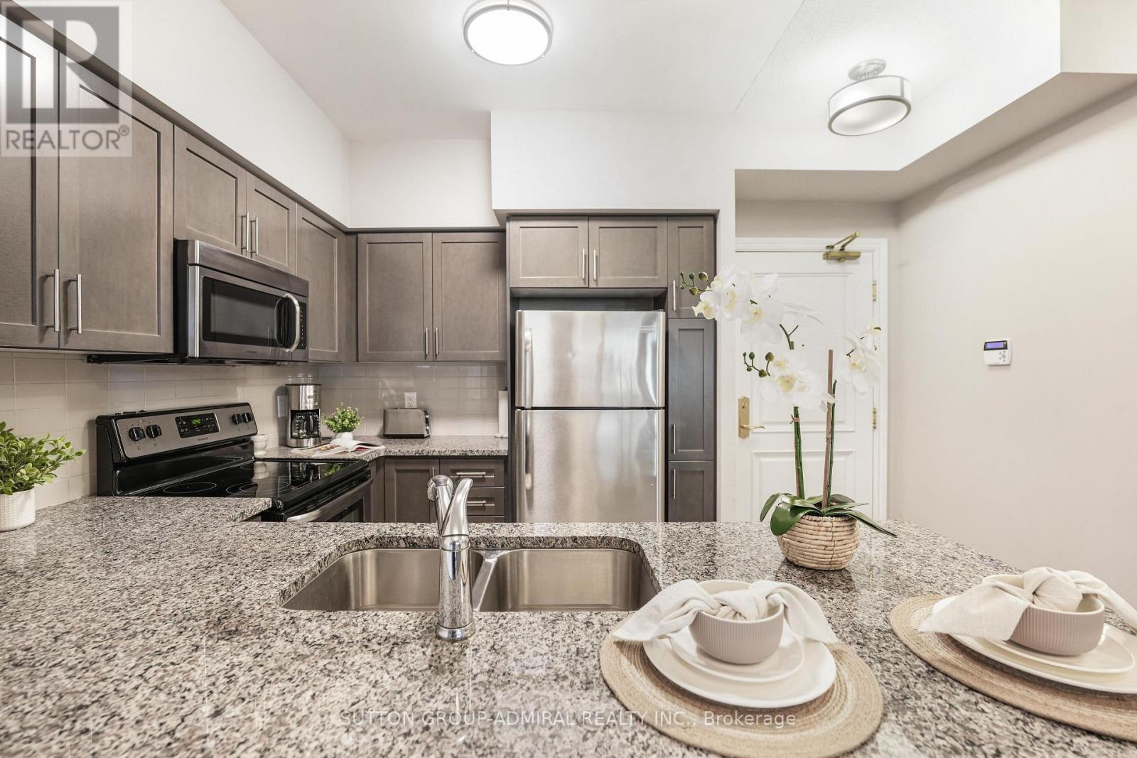 Photo 7 of 1016 9255 Jane Street, Vaughan ON