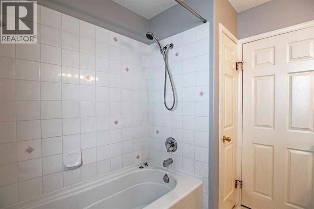 Photo 15 of 21 Ralston Crescent, Red Deer AB