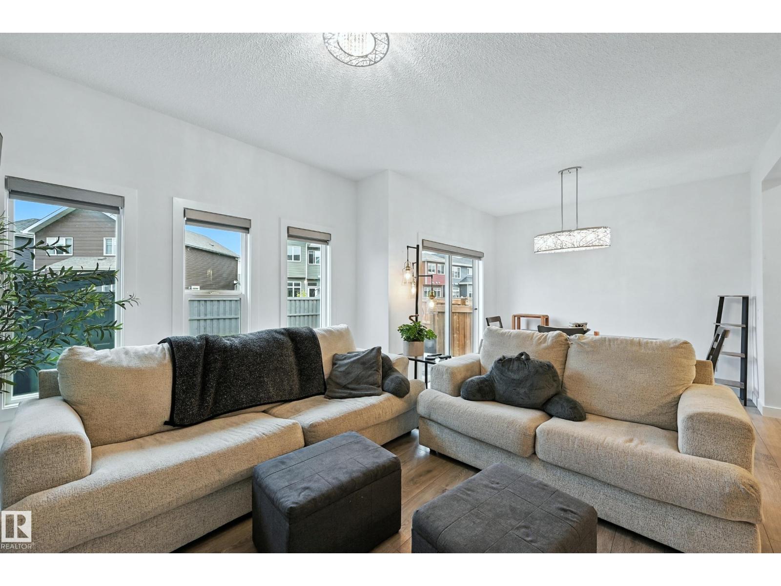 Photo 10 of 16603 31 Av Sw, Edmonton AB