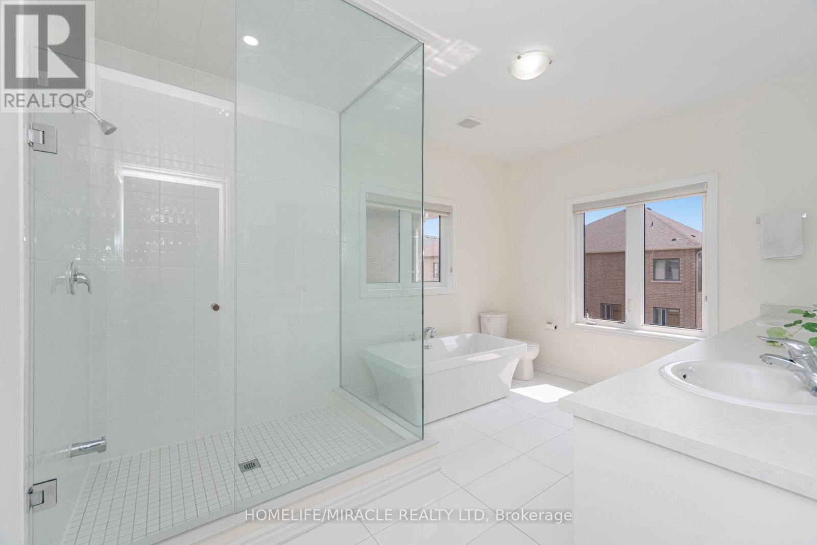 Photo 3 of 7 Aldenham Street, Brampton ON