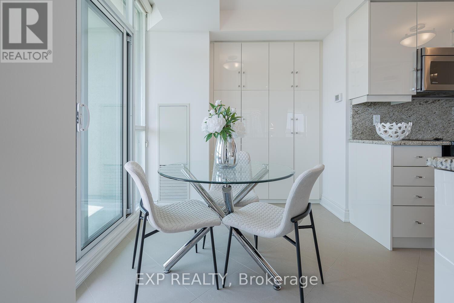 Photo 14 of 1205 88 Promenade Circle, Vaughan ON