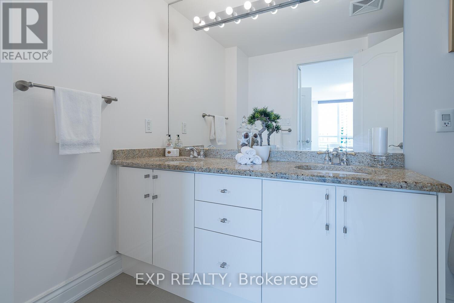 Photo 26 of 1205 88 Promenade Circle, Vaughan ON
