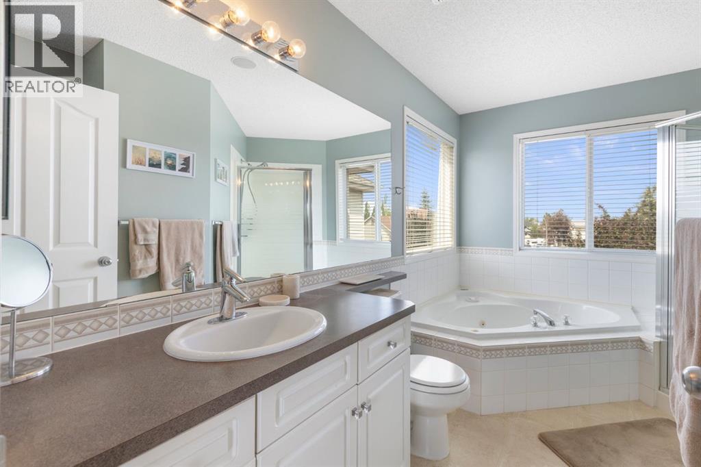 Single Family House for Sale in  Somerglen Close SW Somerset Calgary 