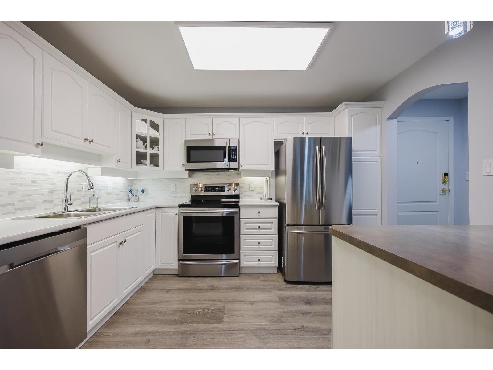 Photo 11 of 104 17727 58 Avenue, Surrey BC