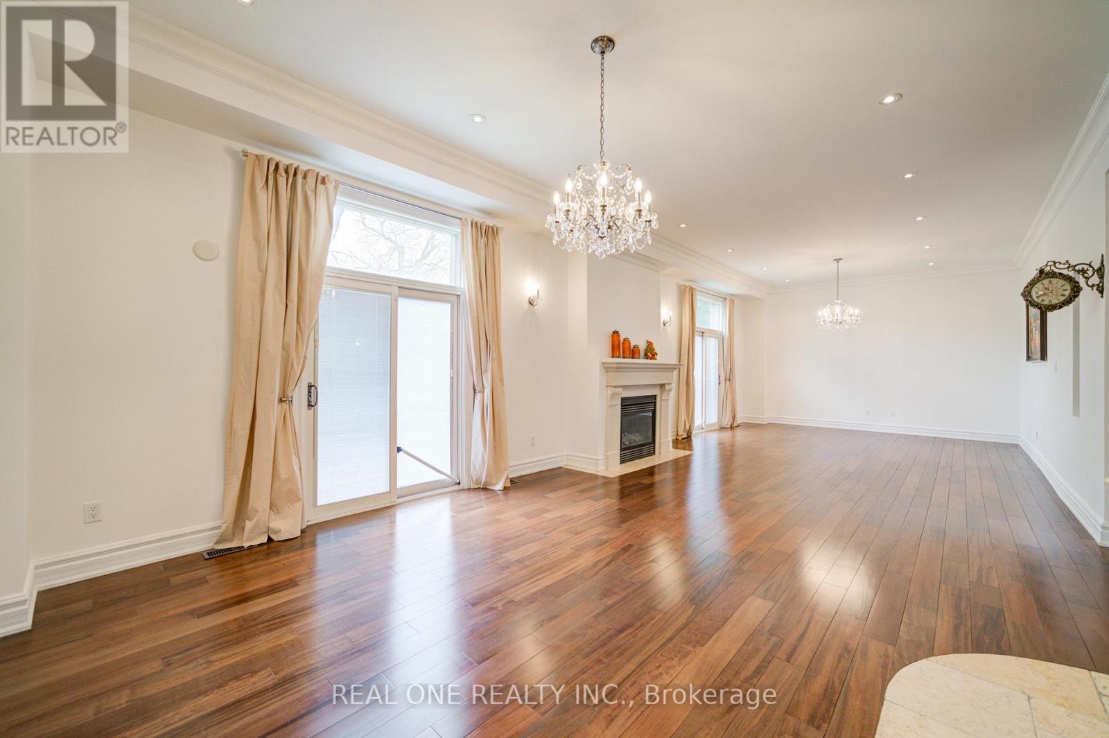 Photo 11 of 210 Maplehurst Avenue, Toronto ON