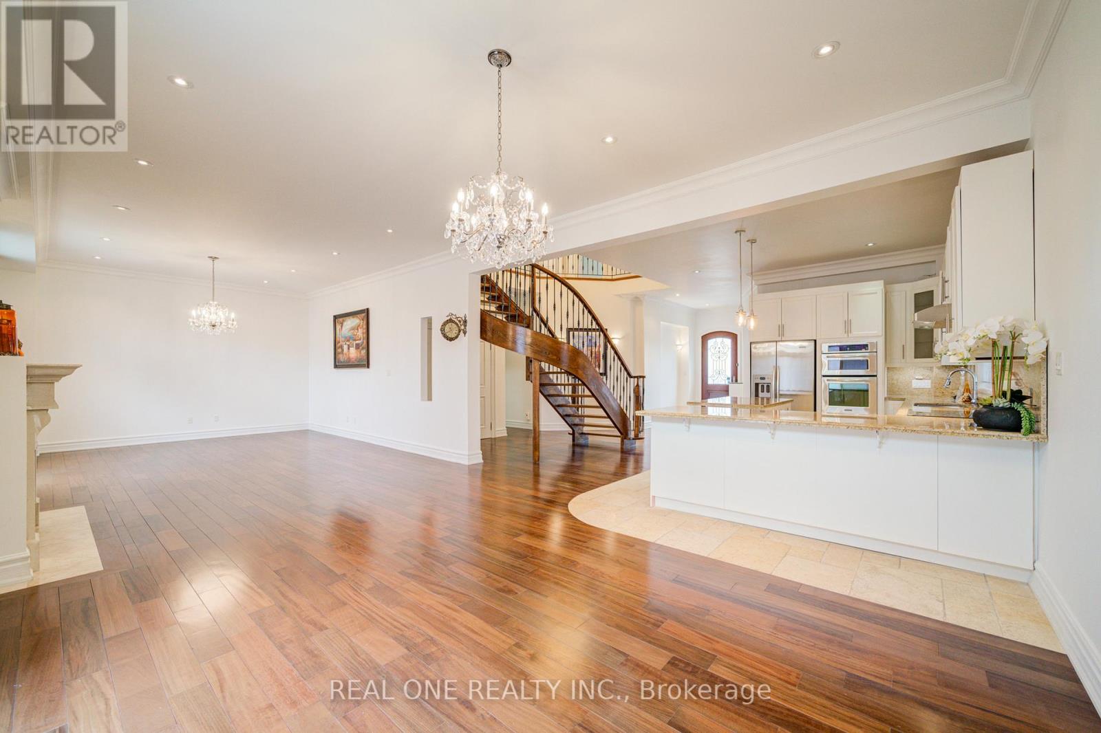 Photo 12 of 210 Maplehurst Avenue, Toronto ON
