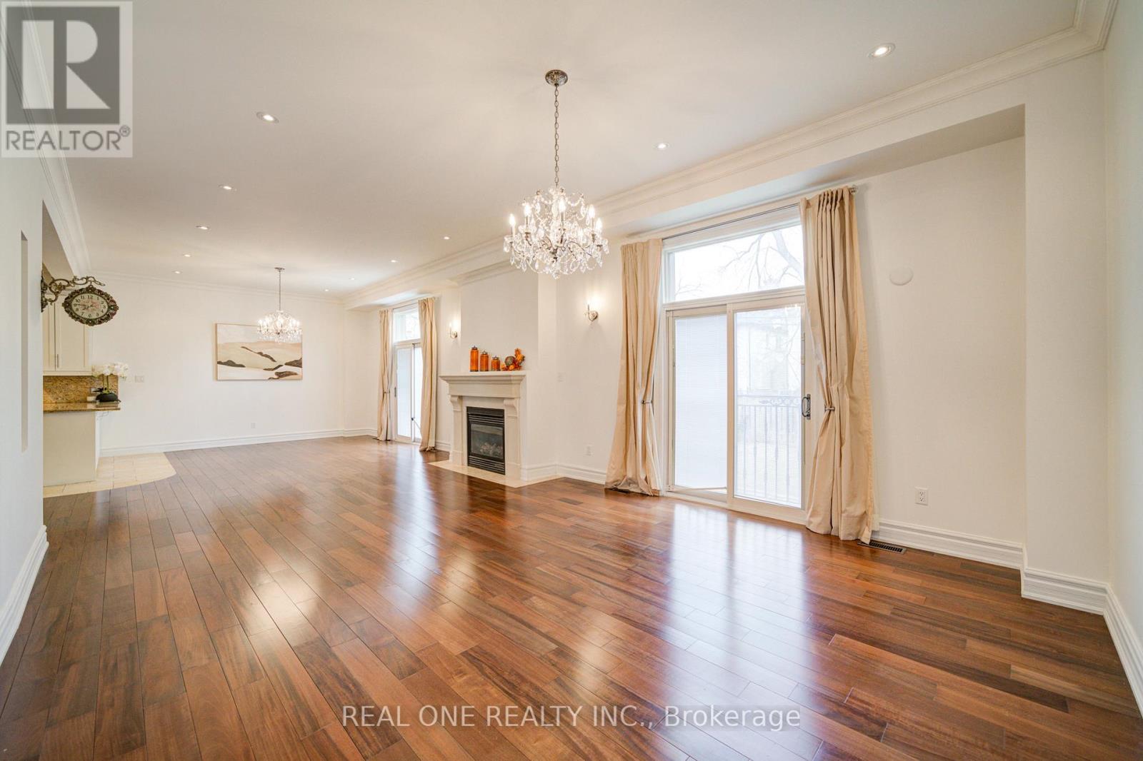 Photo 13 of 210 Maplehurst Avenue, Toronto ON