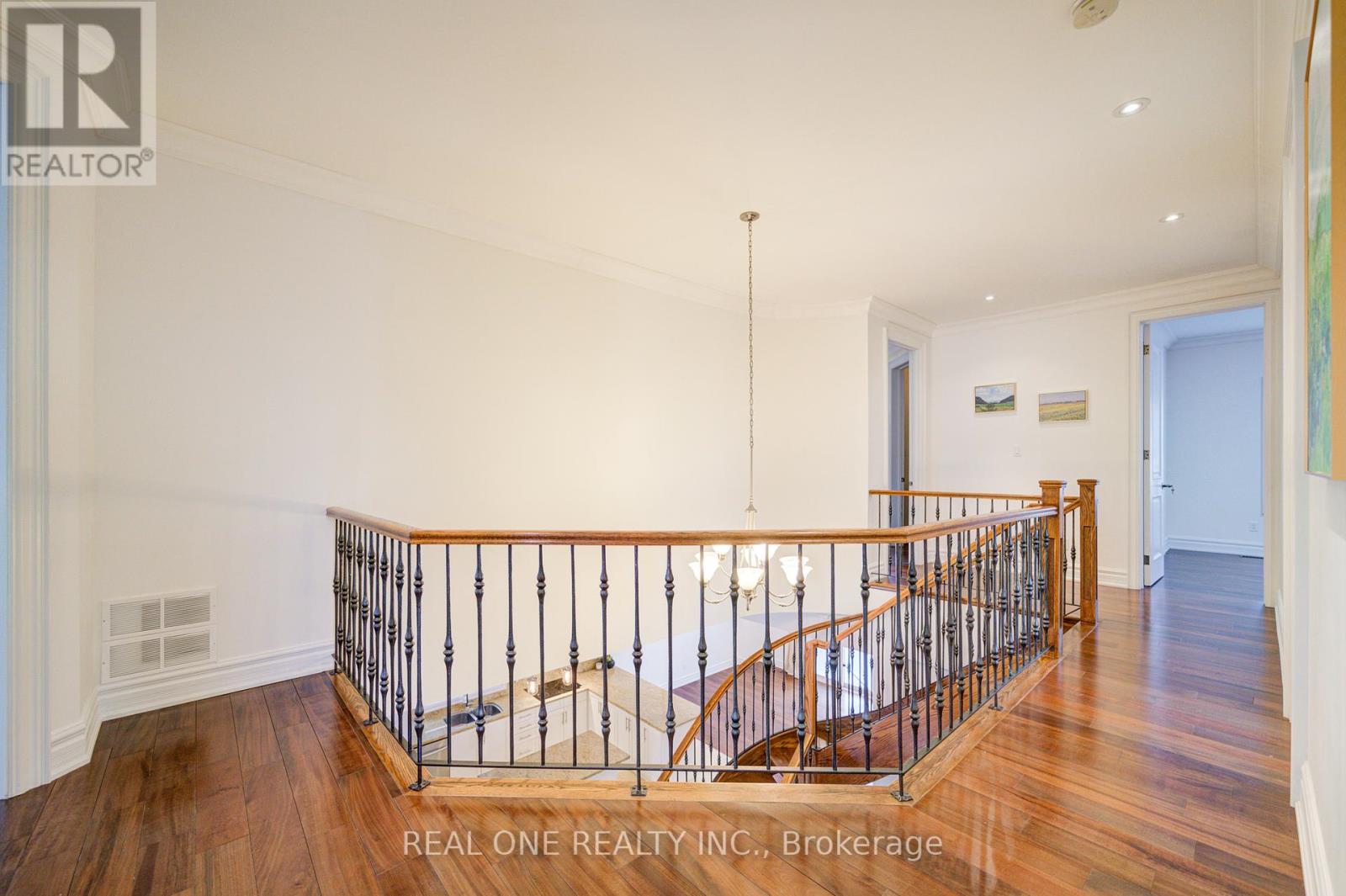 Photo 17 of 210 Maplehurst Avenue, Toronto ON