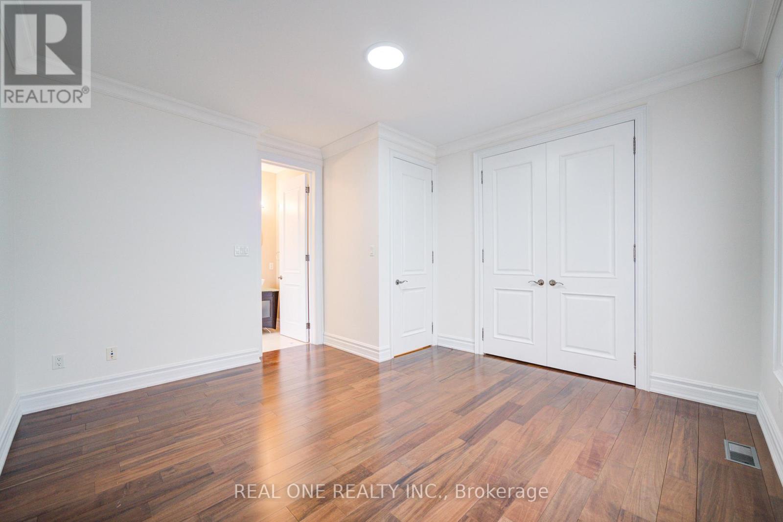 Photo 18 of 210 Maplehurst Avenue, Toronto ON