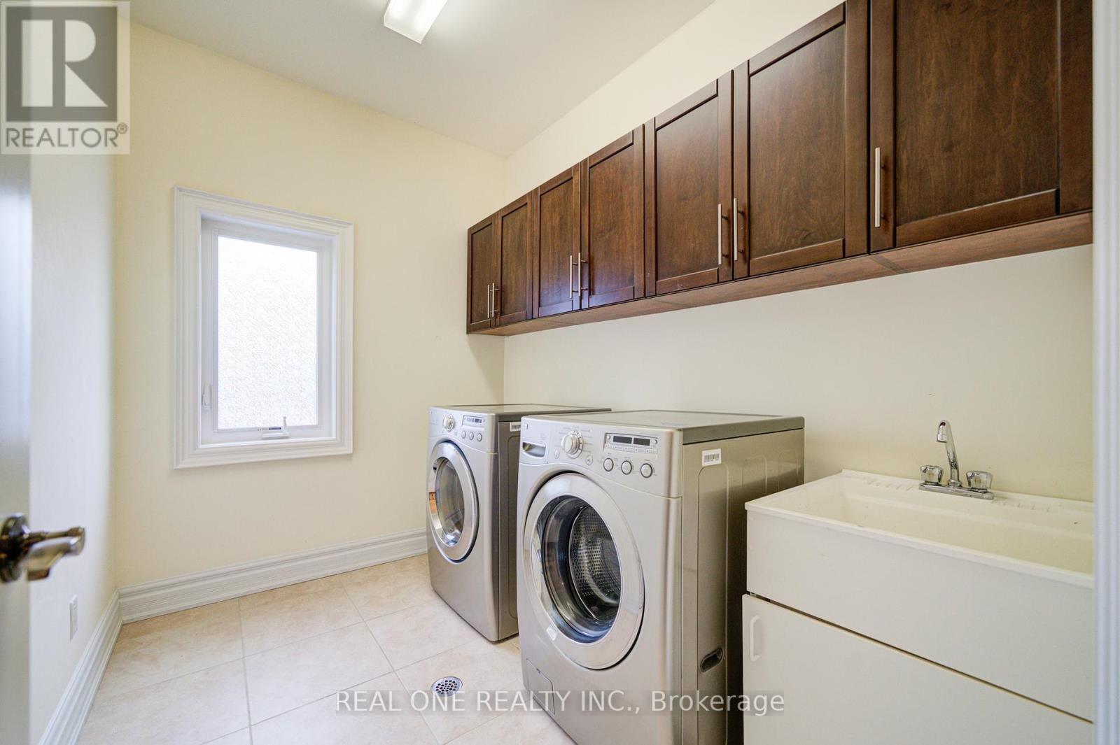 Photo 27 of 210 Maplehurst Avenue, Toronto ON
