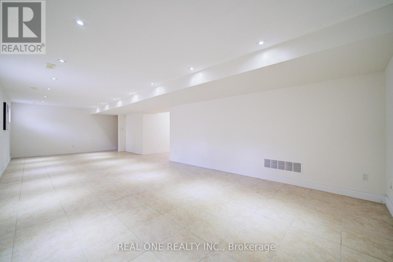 Photo 34 of 210 Maplehurst Avenue, Toronto ON