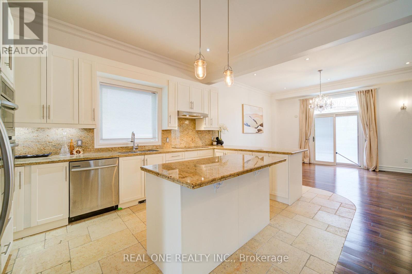 Photo 7 of 210 Maplehurst Avenue, Toronto ON