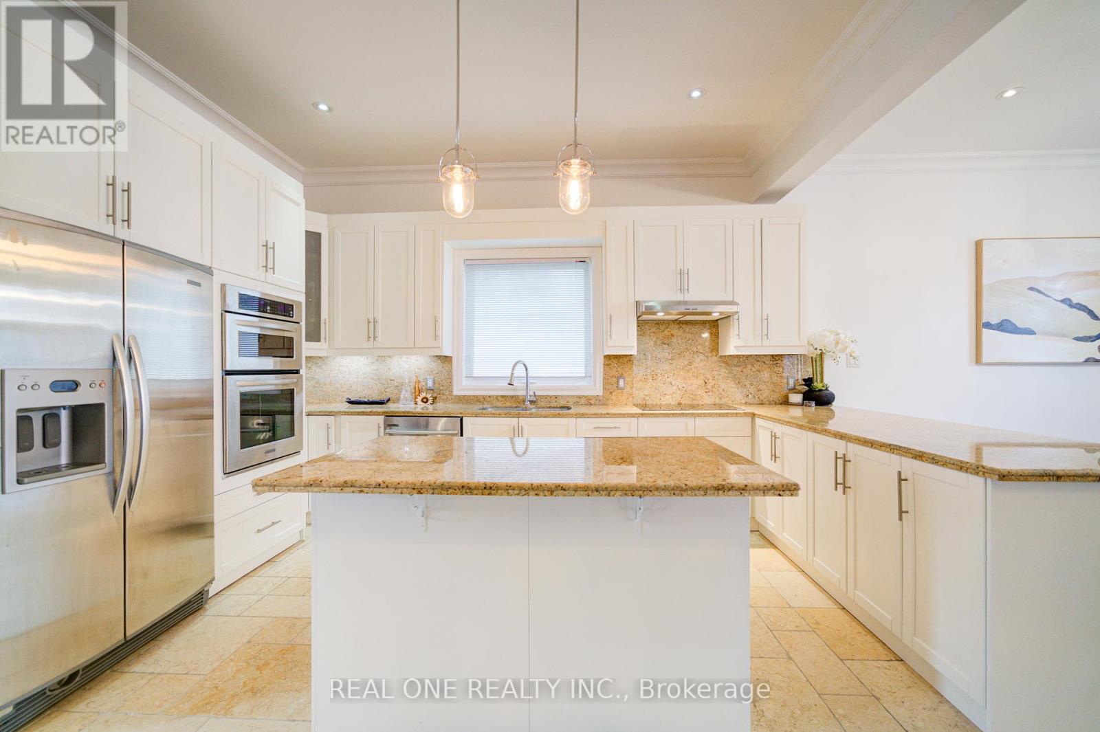 Photo 8 of 210 Maplehurst Avenue, Toronto ON